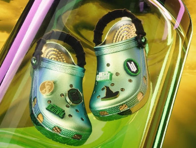 Crocs traz coleção inspirada em Wicked para o Brasil